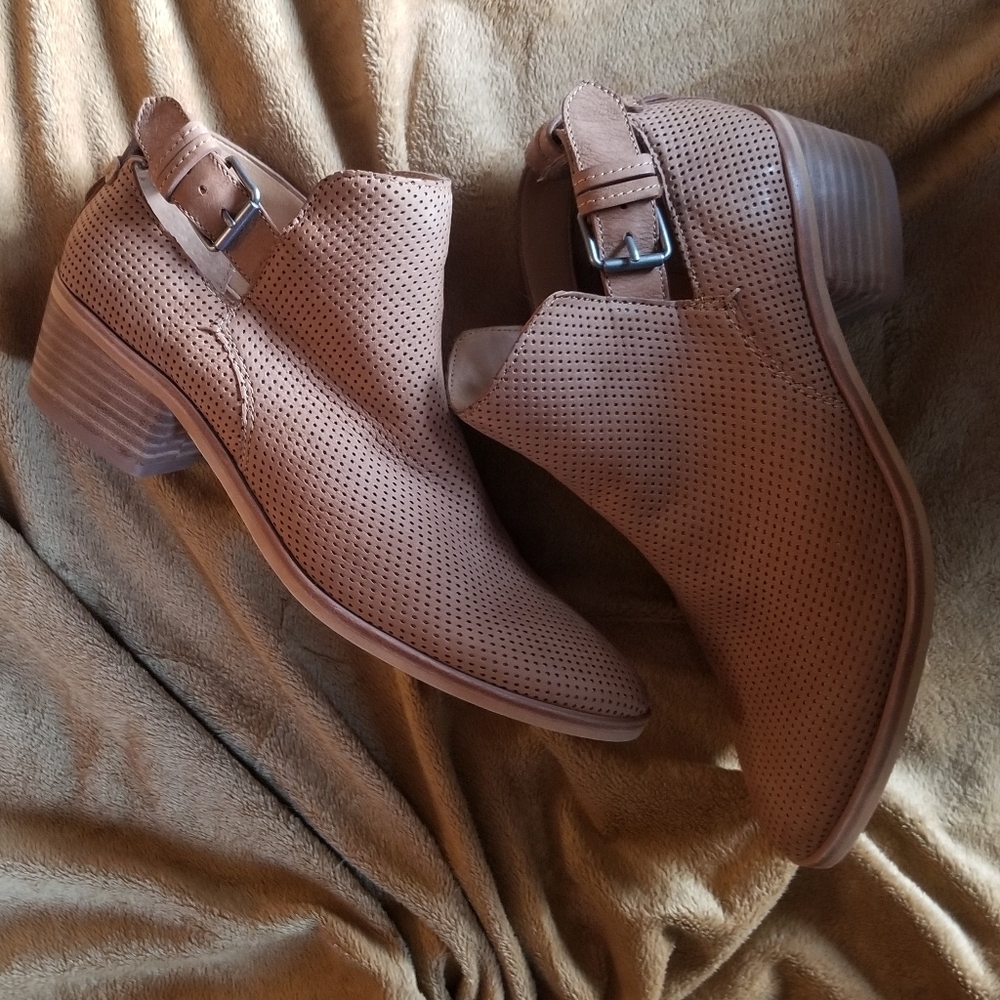 Tan Dolce Vita ankle boots size 8.5. Excellent con
